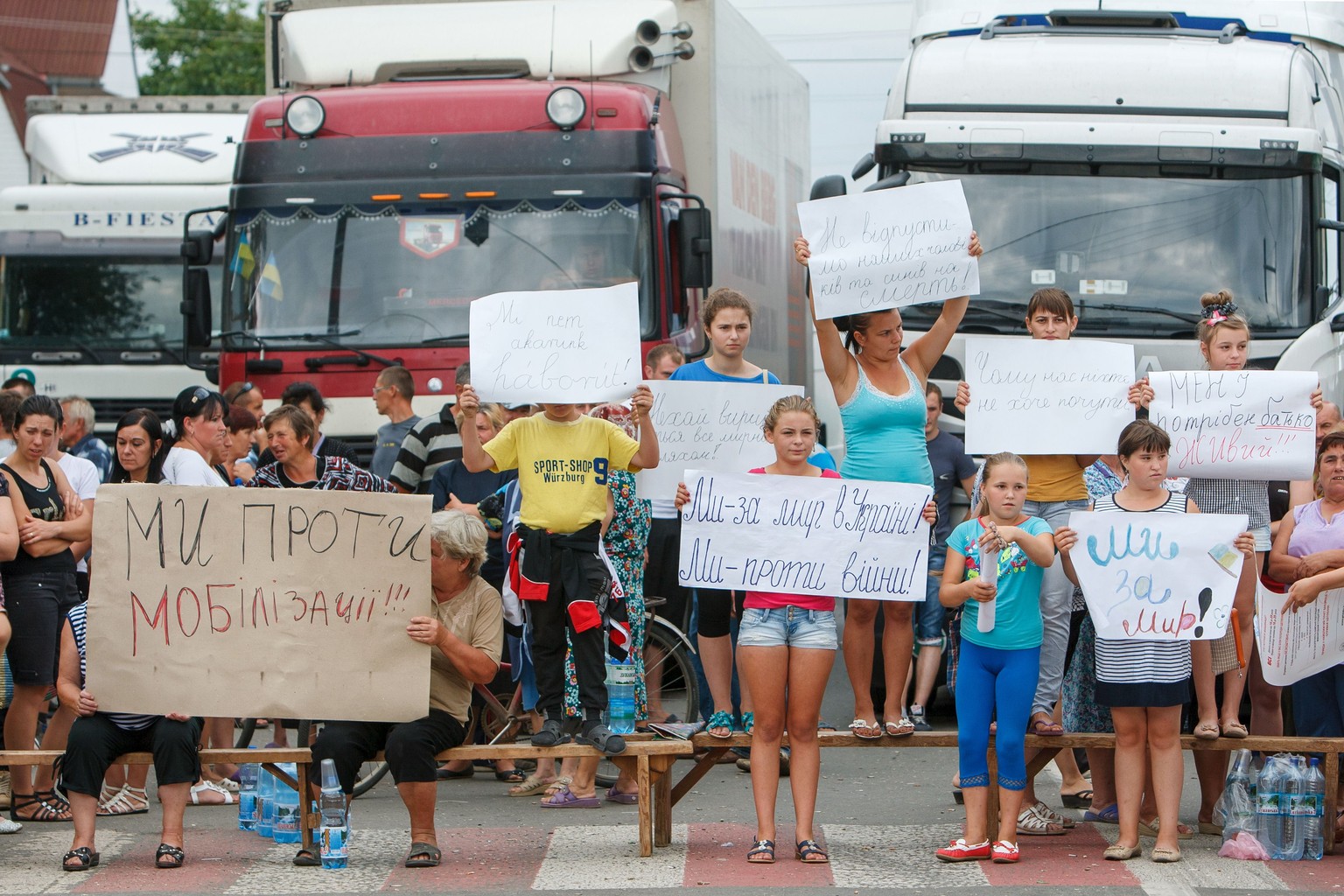 Die Bevölkerung in der Ukraine hat genug vom Krieg. Demonstration blockieren die Schnellstrasse beim Dorf Rakoshino. Auf den Transparenten stehen Parolen wie «Lasst uns alles friedlich lösen» oder «La ...