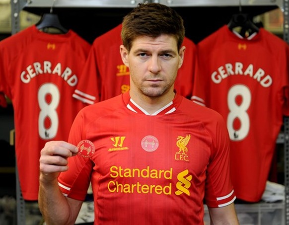 Steven Gerrard zeigt den Erinnerungs-Aufnäher für die 96 Todesopfer von Hillsborough.
