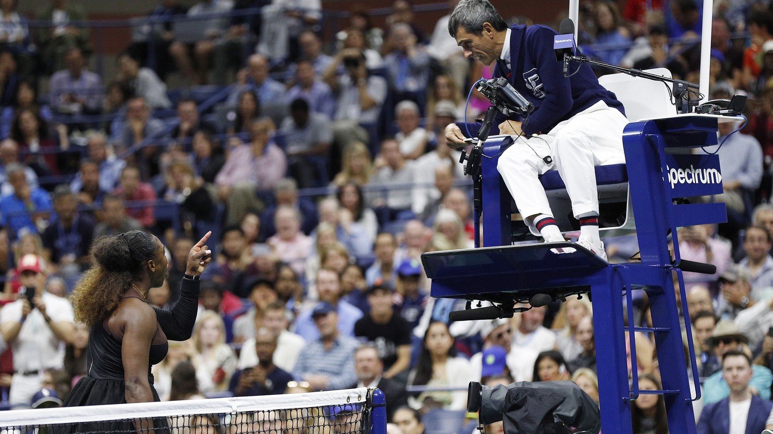 epa07007011 Serena Williams of the US gestures towards chair umpire Carlos Ramos (R) as she played Naomi Osaka of Japan during the women&#039;s final on the thirteenth day of the US Open Tennis Champi ...