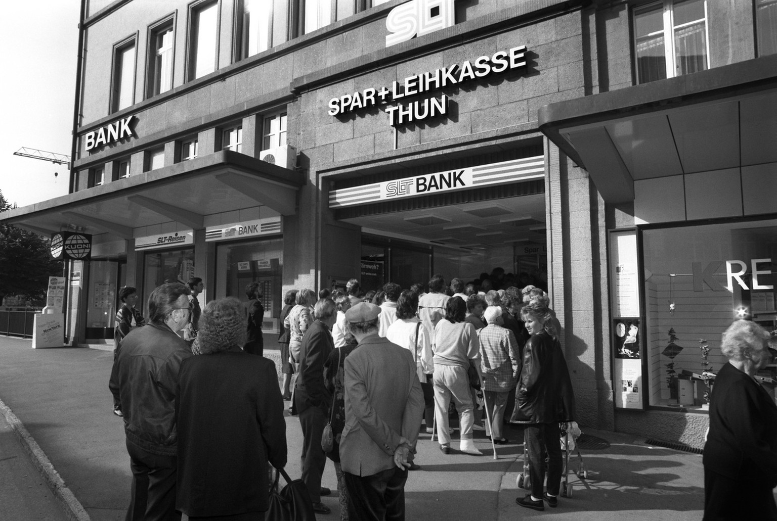 Massenauflauf vor dem Eingang der Spar- und Leihkasse Thun (SLT) am 10. September 1991, bevor sie wegen Ueberschuldung im Oktober des selben Jahres geschlossen werden musste. (KEYSTONE/Str)