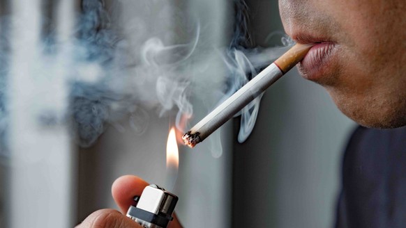 Raucher, Zigarette anzünden, Feuerzeug (Symbolbild)