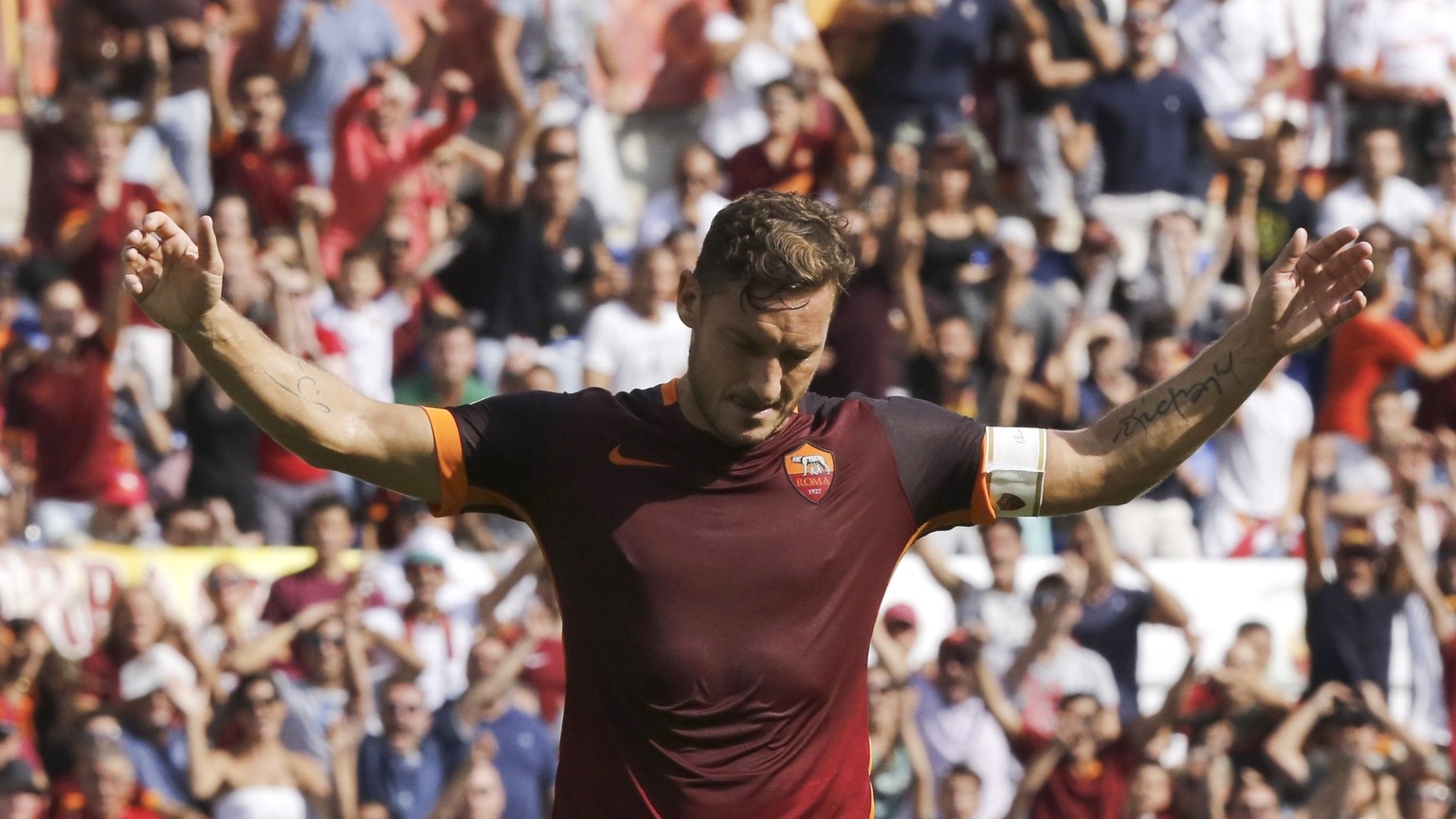 Romaís Francesco Totti celebrates after scoring during a Serie A soccer match between Roma and Sassuolo, at Rome&#039;s Olympic stadium, Sunday, Sept. 20, 2015. (AP Photo/Riccardo De Luca)