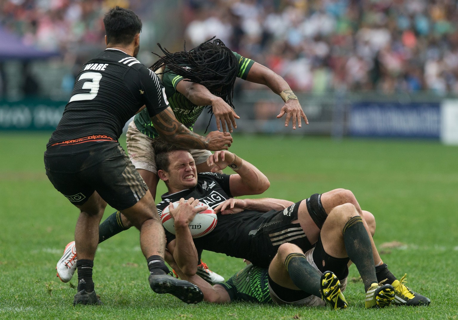 epa05252832 New Zealand&#039;s Lewis Ormond is tackled during the match between New Zealand and South Africa for the Hong Kong Rugby Sevens tournament in Hong Kong, China, 10 April 2016. EPA/JEROME FA ...