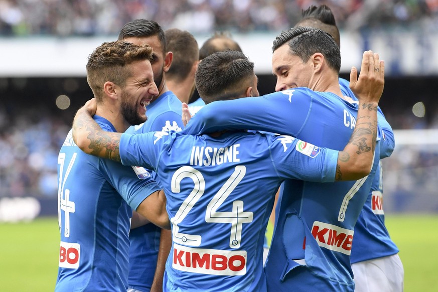 epa06296874 Napoli&#039;s forward Lorenzo Insigne jubilates with his teammates after Napoli&#039;s goal during Italian Serie A soccer match between SSc Napoli and US Sassuolo Calcio at the San Paolo s ...