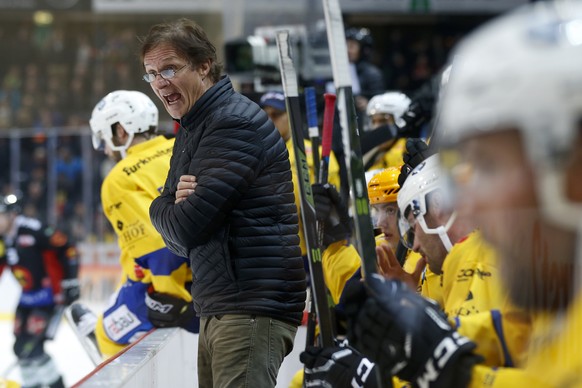 Davos Cheftrainer Arno Del Curto gibt Anweisungen im Eishockey Meisterschaftsspiel der National League A zwischen dem SC Bern und dem HC Davos, am Freitag, 21. Oktober 2016, in der Postfinance Arena i ...