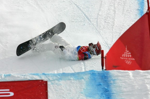 American Lindsey Jacobellis who was leading in the final of the Women&#039;s Snowboard Cross competition, crashes in sight of the finish at the Turin 2006 Winter Olympic Games in Bardonecchia, Italy,  ...