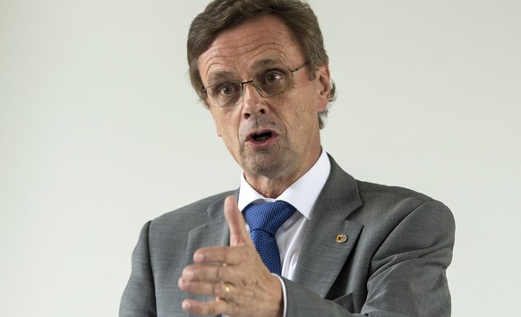 Hans-Jürg Käser, Berner Regierungsrat spricht an einer Medienkonferenz zur eröffneten Asylunterkunft Lindenfeld (Herbst 2014).