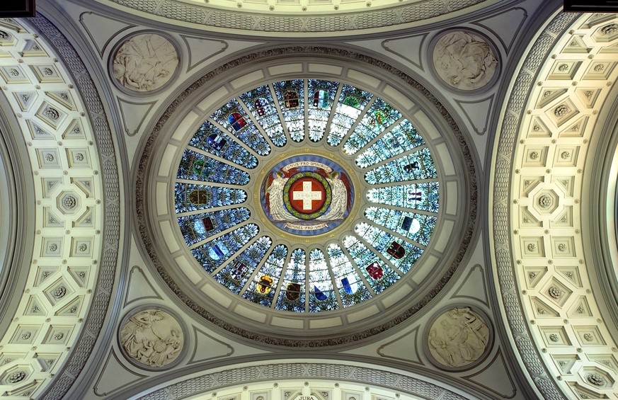 In der Kuppelhalle in der Mitte des Bundeshauses in Bern befindet sich eine Glaskuppel, welche die Schweizer Wappen zeigt, aufgenommen im Juli 2003. Die Wappen der 22 Kantone sind vom Wahlspruch &quot ...
