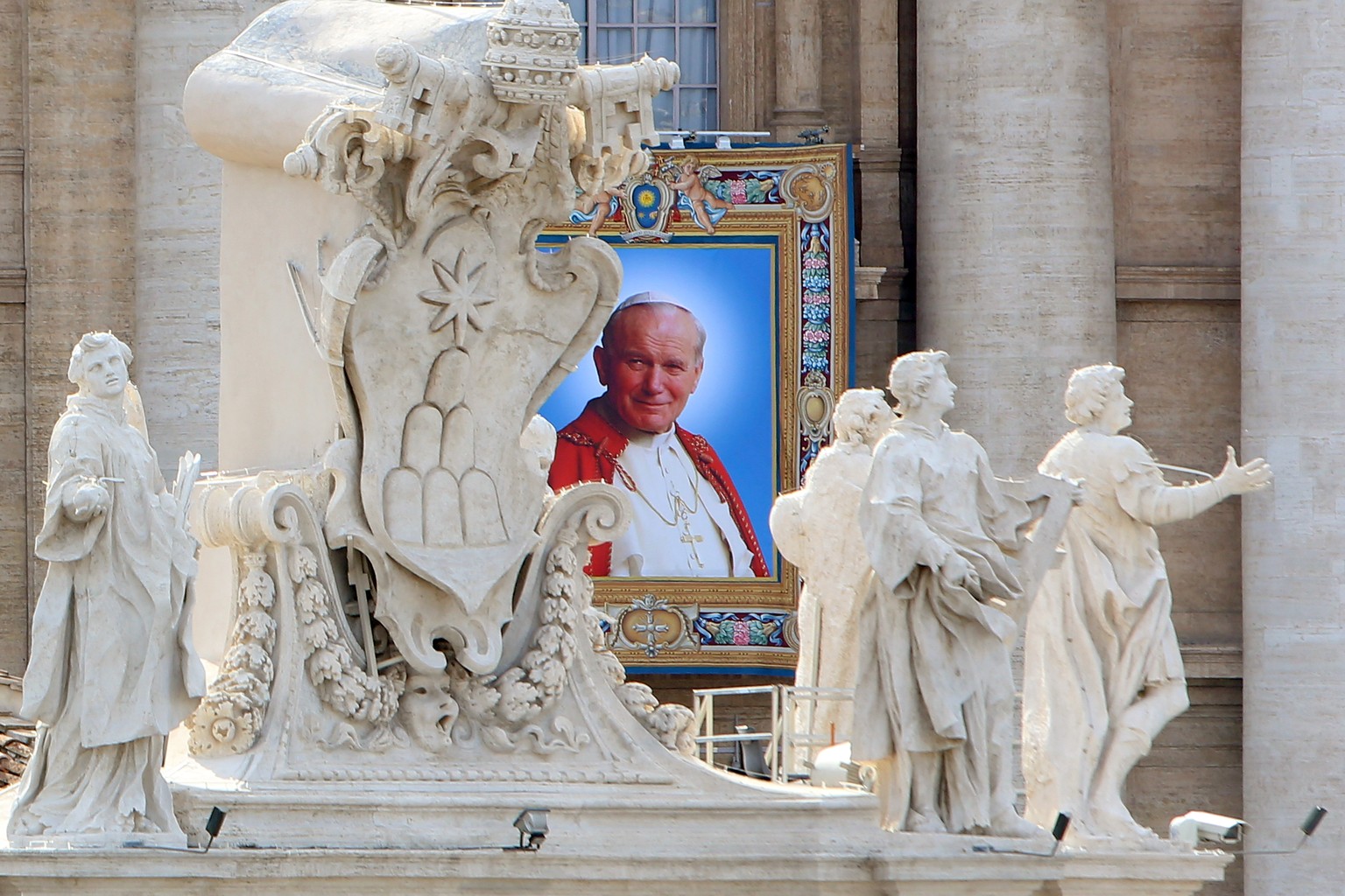 Bildnis von Papst Johannes Paul II. auf einem Teppich am Petersdom in Rom.