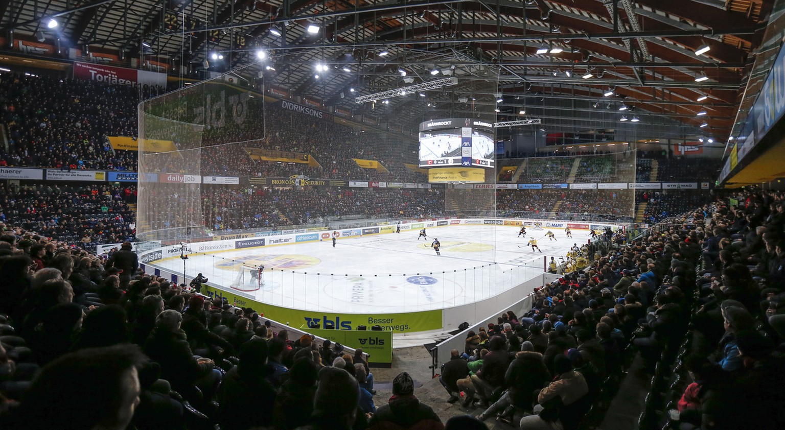Zuschauer verfolgen das Eishockey-Meisterschaftsspiel der National League A zwischen dem SC Bern und Genf Servette HC, am Dienstag, 23. Februar 2016, in der PostFinance-Arena in Bern. (KEYSTONE/Peter  ...