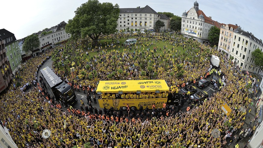 epaselect epa05995731 German Bundesliga soccer club Borussia Dortmund players (C) celebrate during an open top bus parade with their supporters at Borsigplatz in Dortmund, Germany, 28 May 2017. Boruss ...