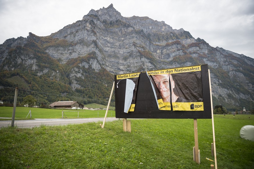 Ein zerrissenes Wahlplakat von Martin Landolt der BDP Glarus fuer die Nationalratswahlen im Oktober, aufgenommen am Dienstag, 6. Oktober 2015, in Glarus. (KEYSTONE/Gian Ehrenzeller)