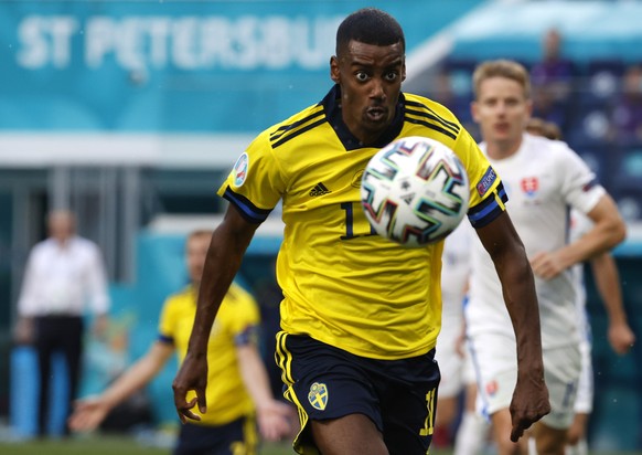 epa09282823 Alexander Isak of Sweden in action during the UEFA EURO 2020 group E preliminary round soccer match between Sweden and Slovakia in St.Petersburg, Russia, 18 June 2021. EPA/Anatoly Maltsev  ...