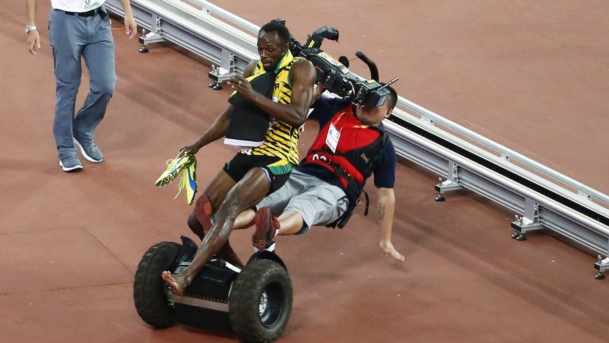 Usain Bolt macht bei der Leichtathletik-WM 2015 schmerzhafte Bekanntschaft mit einem wild gewordenen Segway-Roller.&nbsp;