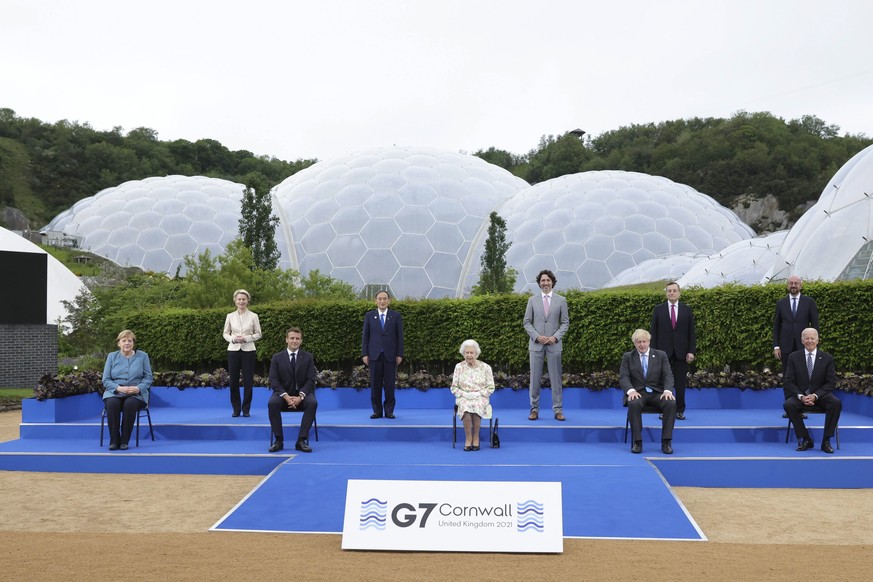 epa09263425 A handout photo made available by 10 Donwing Street shows Britain&#039;s Queen Elizabeth II (C) posing with dignitaries for a family photo prior a reception at the G7 summit in St Austell, ...