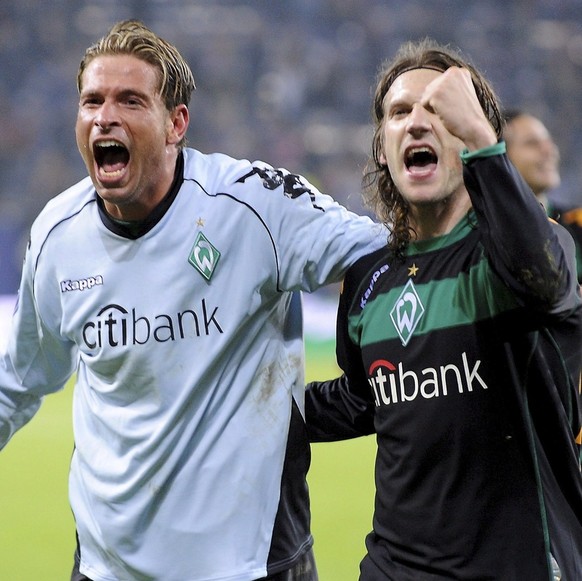 epa01722692 Werder Bremen players Tim Wiese (L) and Torsten Frings celebrate at the final whistle during their UEFA Cup soccer match against Hamburger SV at the HSH Nordbank arena in Hamburg, Germany  ...