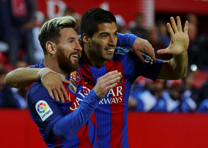 Football Soccer - Spanish La Liga Santander - Sevilla v Barcelona - Ramon Sanchez Pizjuan Stadium, Seville, Spain - 6/11/2016. Barcelona&#039;s Luis Suarez celebrates with Lionel Messi after scoring.  ...