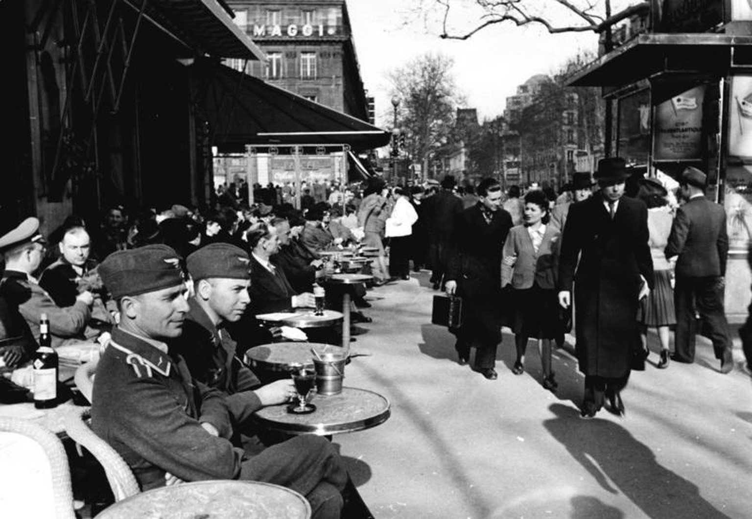 Pariser Café während der deutschen Besatzung.