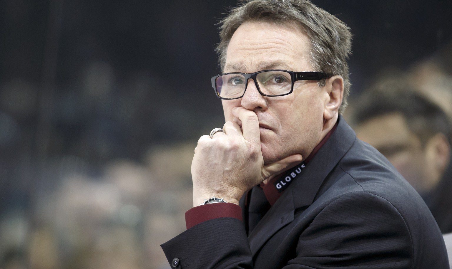Geneve-Servette&#039;s Head coach Chris McSorley looks on his players, during the game of National League A (NLA) Swiss Championship between Geneve-Servette HC and EHC Kloten Flyers, at the ice stadiu ...