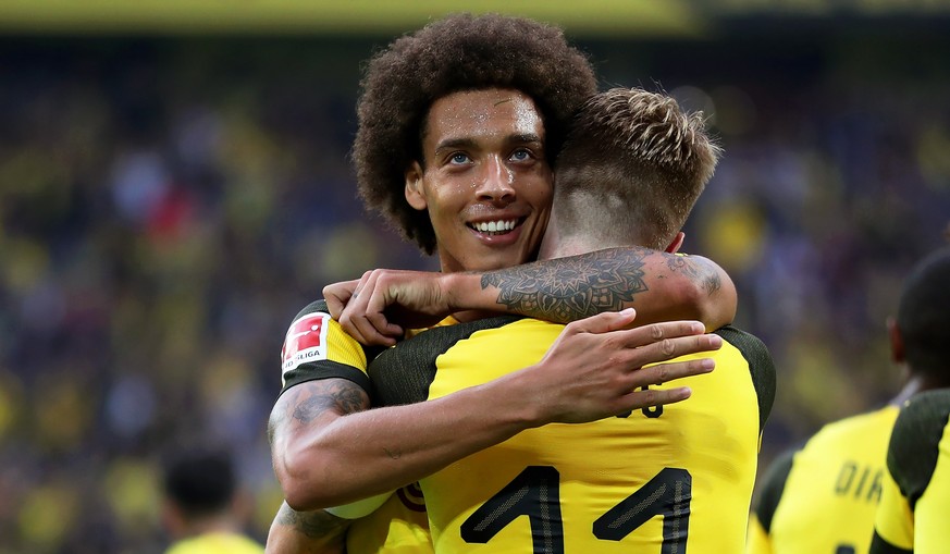 epa06975209 Dortmund&#039;s Marco Reus (R) celebrates with his teammate Axel Witsel (L) after scoring the 4-1 lead during the German Bundesliga soccer match between Borussia Dortmund and RB Leipzig in ...