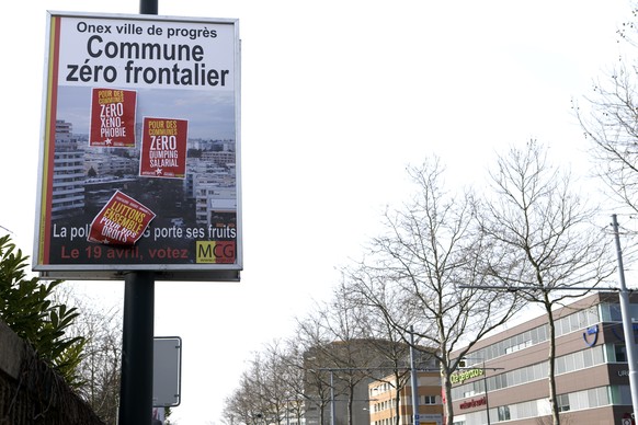 Une affiche electorale du candidat MCG Eric Stauffer recouverte par des tractes de SolidariteS est photographie, ce mercredi, 11 mars 2015, a Onex, pres de Geneve. Des affiches electorales du MCG plac ...