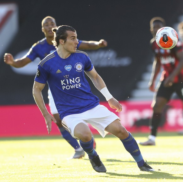 Bournemouth&#039;s Callum Wilson, right, and Leicester&#039;s Caglar Soyuncu battle for the ball during the English Premier League soccer match between Bournemouth and Leicester City at Vitality Stadi ...