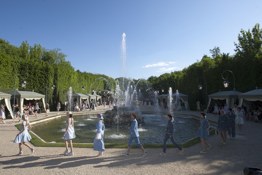 Im Jahr 2012 präsentierte Carl Lagerfeld in den Gärten von Versailles seine aktuelle Chanel-Kollektion.