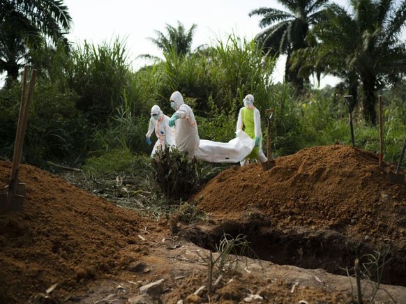 Helfer beerdigen die Leiche eine Ebola Opfers in Beni in der Demokratischen Republik Kongo. (Archivbild)