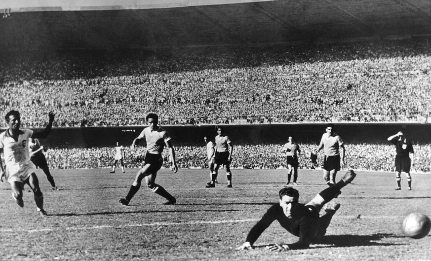 Vor fast 200&#039;000 Zuschauern im Maracana-Stadion von Rio de Janeiro stehen sich am 16. Juni 1950 Gastgeber Brasilien und Uruguay im entscheidenden Spiel der Finalrunde der IV. Fussball-Weltmeister ...