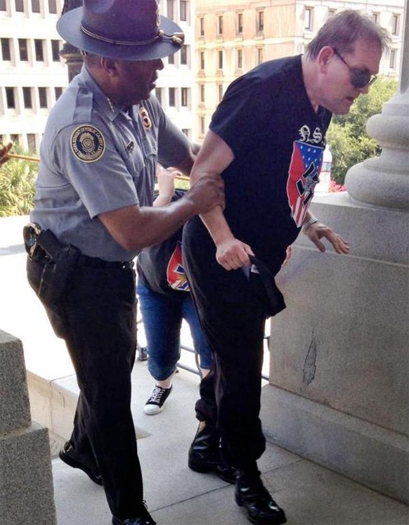Schwarzer Polizist hilft Mitglied des Ku Klux Klans nach einem Sonnenstich.&nbsp;