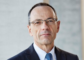 Lino Guzzella ist seit 1999 ordentlicher Professor für Thermotronik am D-MAVT. Vom 1. August 2012 bis 31. Dezember 2014 er Rektor der ETH Zürich. Seit 1. Januar 2015 ist Lino Guzzella Präsident der ET ...
