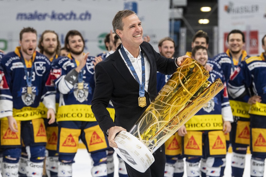 Zugs Cheftrainer Dan Tangnes stemmt den Meisterpokal und feiert als Eishockey Schweizermeister nach dem dritten Eishockey Playoff-Finalspiel der National League zwischen dem EV Zug und Geneve-Servette ...