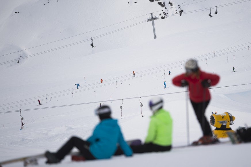 Menschen vergnuegen sich auf den Pisten, waehrend den Skiferien im Skigebiet Flims Laax Falera, am Montag, 22. Februar 2016, in Laax. (KEYSTONE/Gian Ehrenzeller)