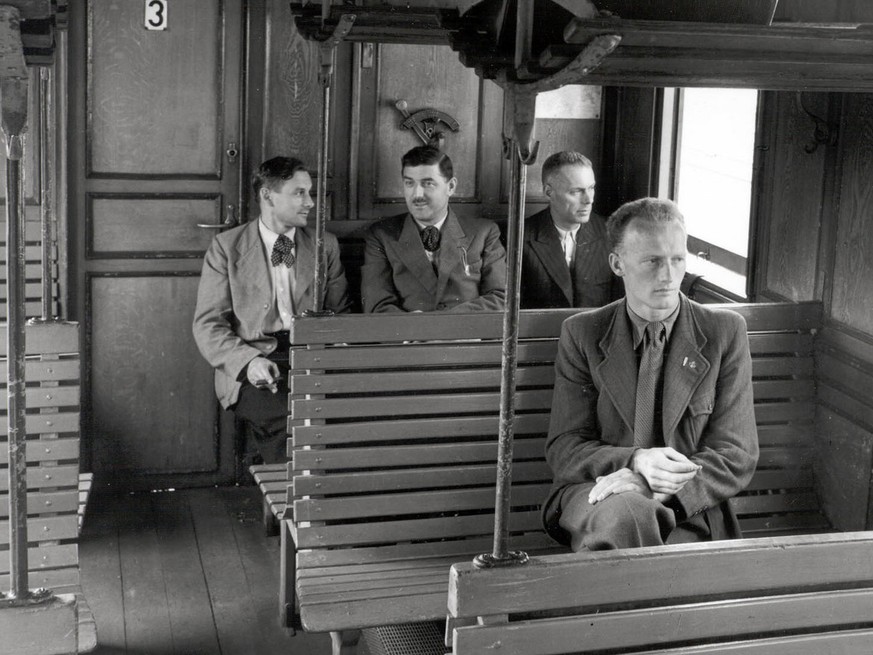 Reisende in einem Reisezugwagen der 3. Klasse der Schweizerischen Bundesbahn SBB, aufgenommen um 1940. (KEYSTONE/SBB/HO/Str) === === Und so sahen Reisende in einem Reisezugwagen der 3. Klasse der SBB  ...
