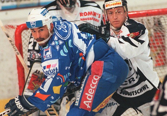 Der Zuger Misko Antisin (links) lauert im Spiel Rapperswil-Jona gegen EV Zug am 24. Januar 1998 in Rapperswil streng bewacht vom gegnerischen Marc Weber (rechts) vor dem Tor von Hueter Claudio Bayer ( ...