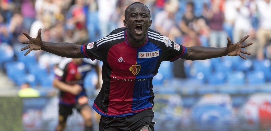 epa05439125 Basel&#039;s Seydou Doumbia cheers after scoring during a Super League match between FC Basel 1893 and FC Sion, at the St. Jakob-Park stadium in Basel, Switzerland, 24 July 2016. EPA/GEORG ...