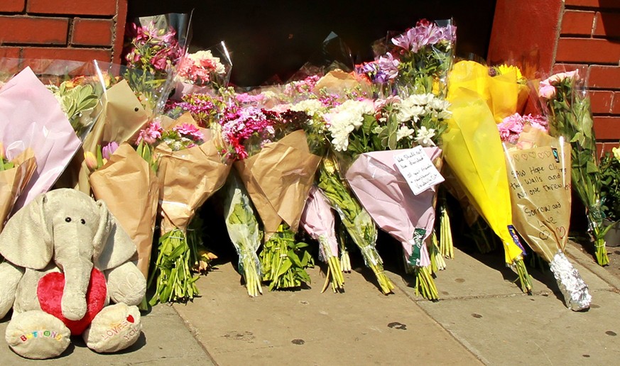 epa06037018 Members of the public place flowers in Finsbury Park, after a van hit worshippers in north London, Britain, 19 June 2017. According to the Metropolitan Police Service, police on 19 June, t ...