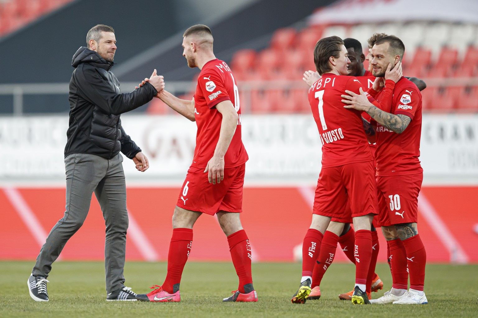 L&#039;entraineur de Vaduz Mario Frick, droite, celebre la victoire de son equipe avec ses joueurs apres la rencontre de football a huis clos de Super League entre FC Sion et FC Vaduz lors de la pande ...