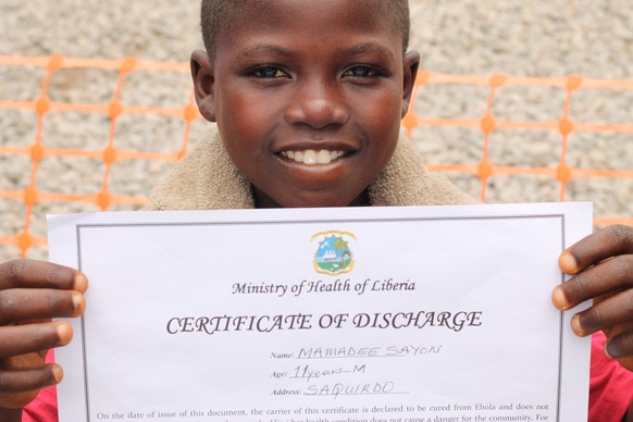 Mamadee mit seinem Entlassungsdokument, das er erhielt, als der Ebola-Test negativ war.