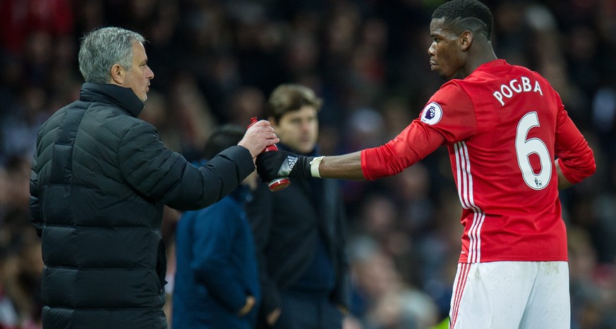 epa05671524 Manchester United manager Jose Mourinho (L) talks with his player Paul Pogba (R) during the English Premier League soccer match between Manchester United and Tottenham Hotspur held at Old  ...