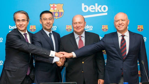 Das Barça-Präsidium mit Javier Faus und Josep Maria Bartomeu (Erster und Zweiter von links) schliesst einen neuen Werbe-Deal ab.&nbsp;