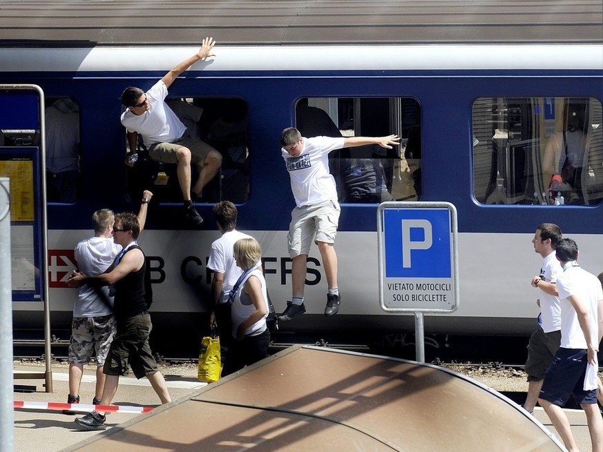 FCZ-Fans springen 2009 in Bellinzona aus dem Zug. (Archivbild)