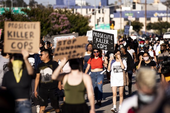 epa08448814 Hundreds of people protest following the death of George Floyd, in Los Angeles, California, USA, 27 May 2020. A bystander&#039;s video posted online on 25 May appeared to show George Floyd ...