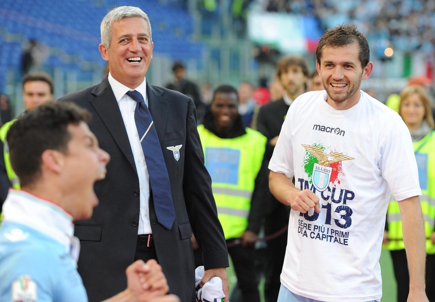 epa03719287 SS Lazio&#039;s coach Vladimir Petkovic (L) with his player Senad Lulic after the Italian Cup final match between As Roma and SS Lazio at Olimpico stadium in Rome, Italy, 26 May 2013. Sena ...