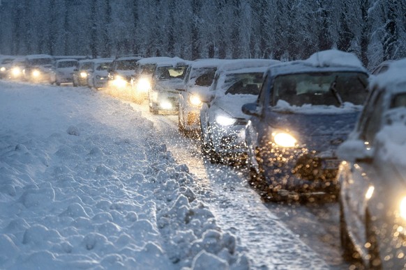 Der Verkehr ist verlangsamt wegen schneebedeckter Strassen, am Freitag, 4. Dezember 2020, in Stabio. Das Tessin ist am Freitagmorgen unter einer Schneedecke aufgewacht. Es galt Gefahrenstufe vier von  ...
