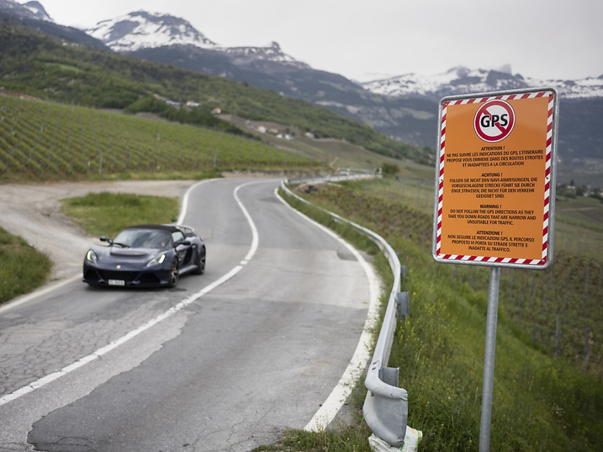 In Crans-Montana warnt ein Schild GPS-Benützer vor einer Abkürzung durch das Dorf Loc.