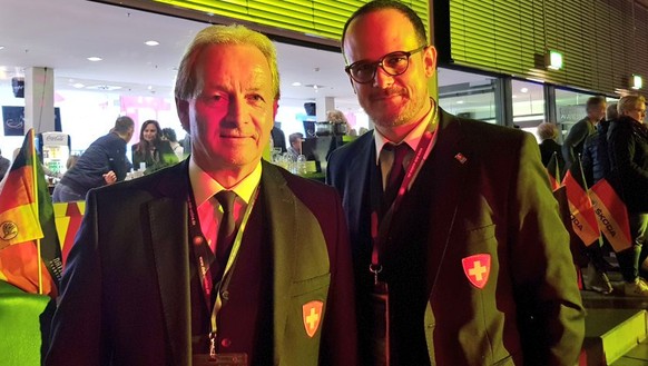 SIHF-Präsident Rindlisbacher mit Ex-CEO Florian Kohler am Deutschland-Cup in Krefeld.