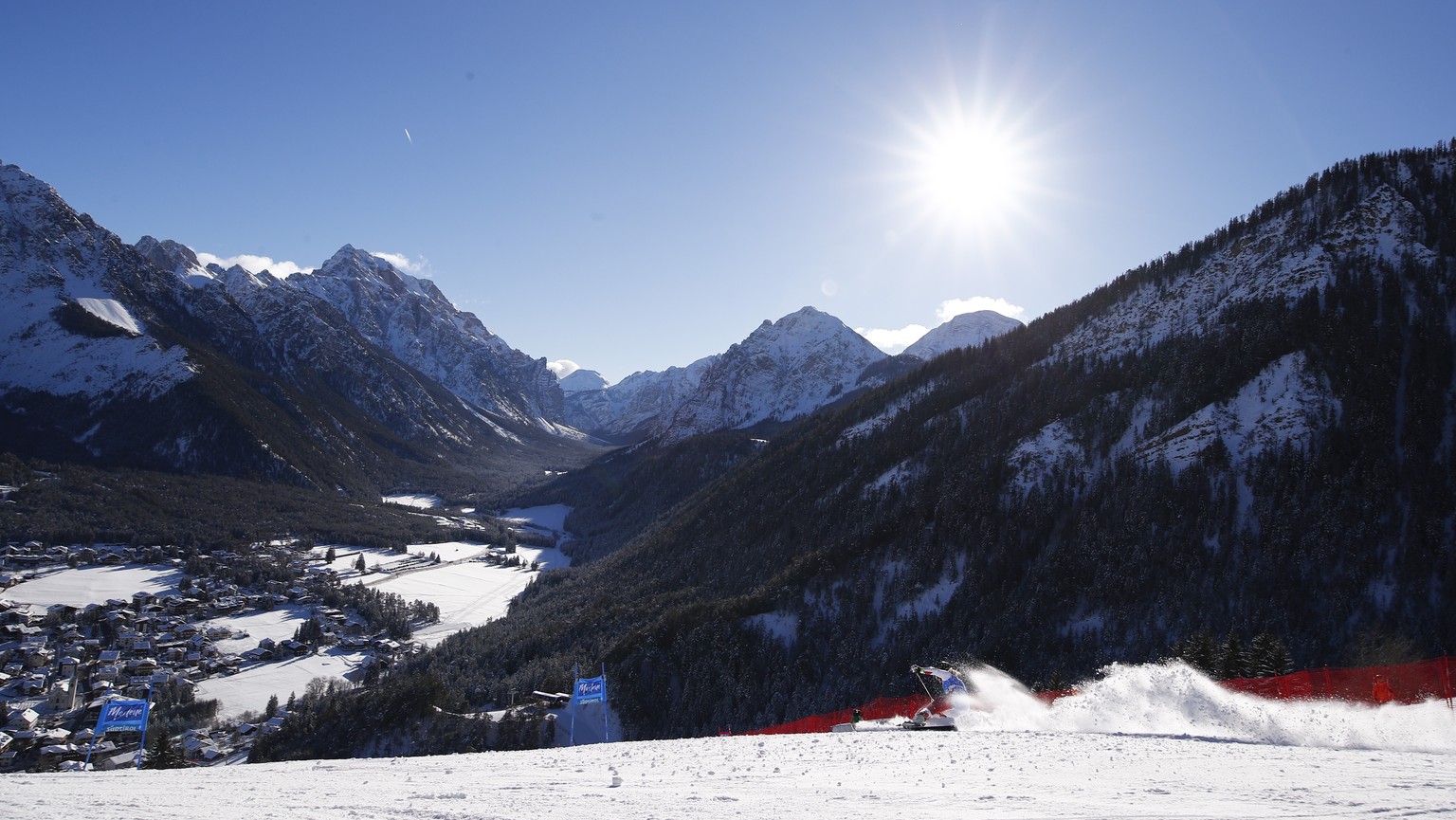 Switzerland&#039;s Lara Gut speeds down the course during an alpine ski, women&#039;s World Cup giant slalom at the Kronplatz resort, in San Vigilio di Marebbe, Italy, Tuesday, Jan. 23, 2018. (AP Phot ...