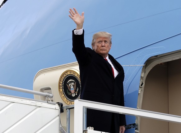 President Donald Trump waves as he boards Air Force One at the Zurich International Airport to fly to Washington, Friday, Jan. 26, 2018 in Zurich, Switzerland after attending the Davos World Economic  ...