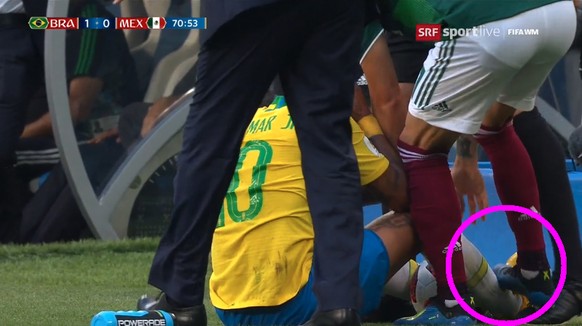 Hier steht Layun Neymar auf den Knöchel.
